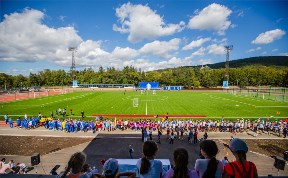 После почти годичного ремонта в Южно-Сахалинске открылся стадион «Космос»