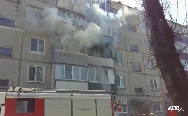 Балкон на третьем этаже многоэтажки сгорел в Южно-Сахалинске 