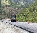 На Холмском перевале приступили к асфальтированию грунтового участка