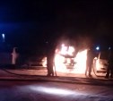 Горящий «УАЗ Патриот» тушили пожарные в Луговом