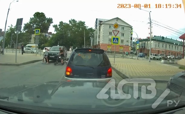 Два подростка на самокате в Южно-Сахалинске влетели в автомобиль