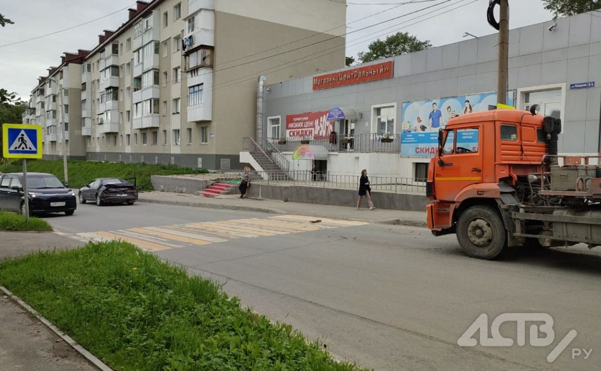 Мусоровоз протаранил Toyota Mark II около пешеходного перехода в Корсакове