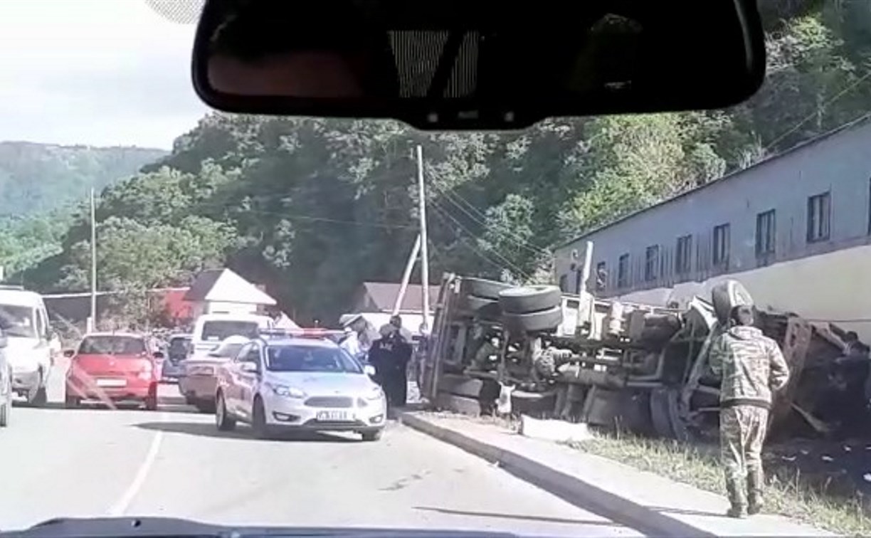 На въезде в Холмск перевернулся 