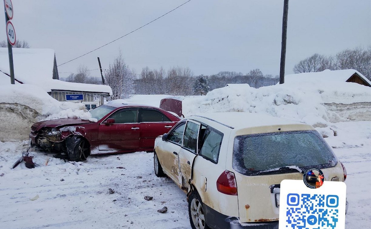 Автомобиль Toyota Mark II разбили в ДТП на Сахалине