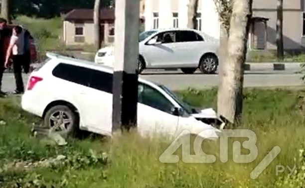 "Филдер" после удара влетел в дерево: у аэропорта в Южно-Сахалинске ДТП