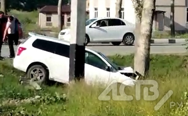 "Филдер" после удара влетел в дерево: у аэропорта в Южно-Сахалинске ДТП 