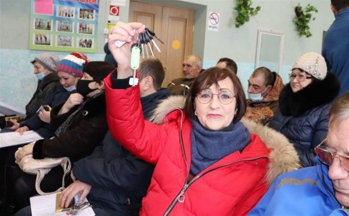 Жители "авариек" на Сахалине переехали в новые дома