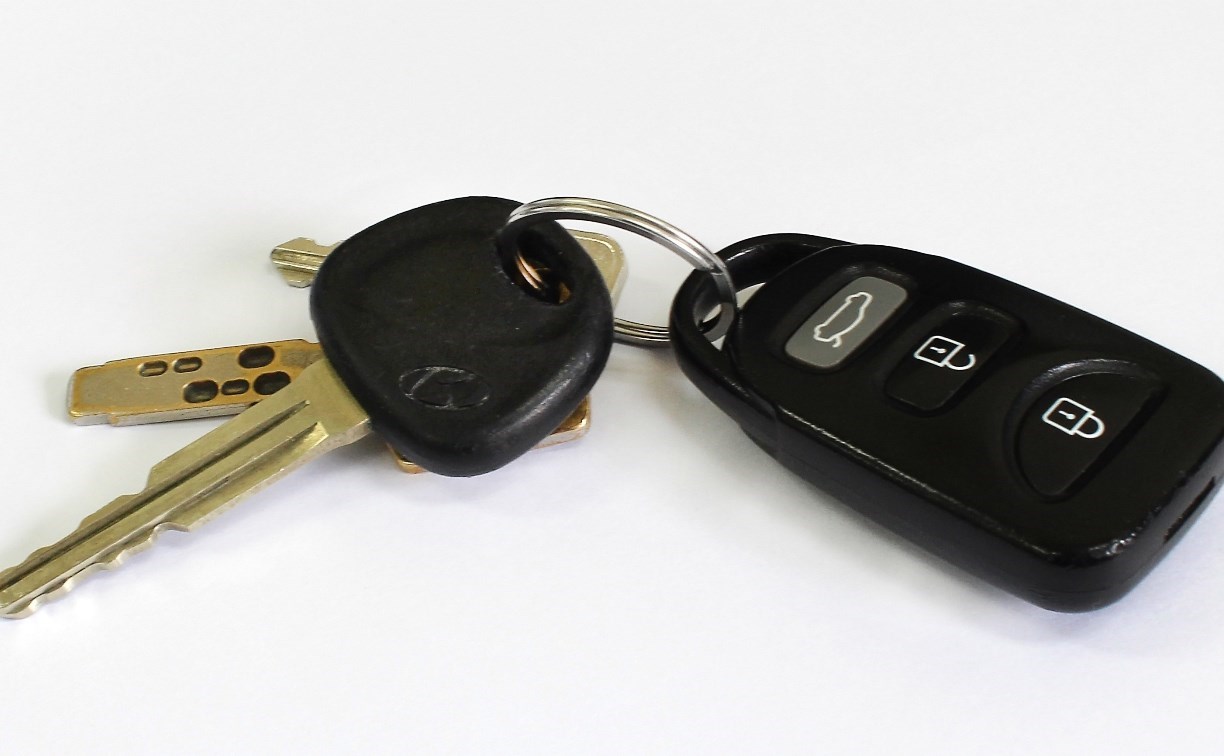 Сахалинка без прав угнала машину сожителя и попала в аварию Сахалинка без прав угнала машину сожителя и попала в аварию