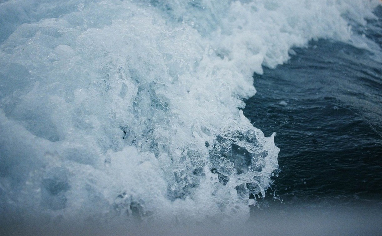 Застрявший во льдах танкер "Остров Сахалин" вывели на чистую воду