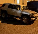 Автохам на Toyota FJ Cruiser "подпёр" многоэтажку в Южно-Сахалинске