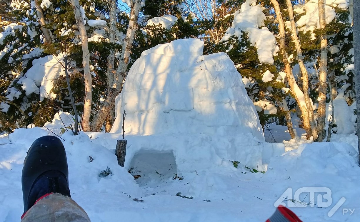 "Доступное жильё": известный сахалинский путешественник построил иглу на "Горном воздухе"
