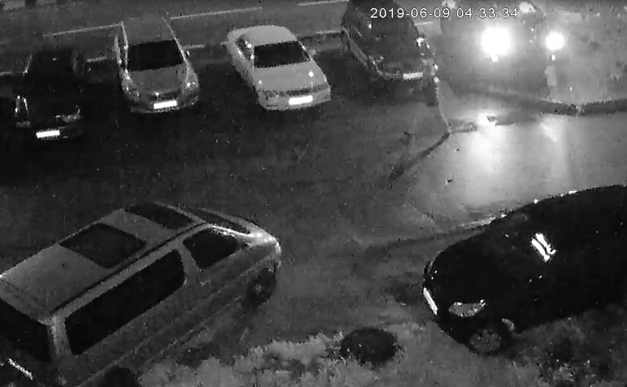 Ночное нападение на внедорожники в Южно-Сахалинске засняли видеокамеры