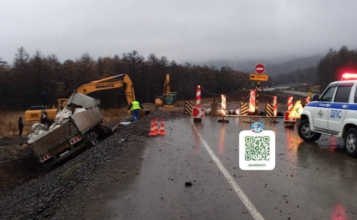 Водитель пострадал, врезавшись в экскаватор в Томаринском районе Водитель пострадал, врезавшись в экскаватор в Томаринском районе