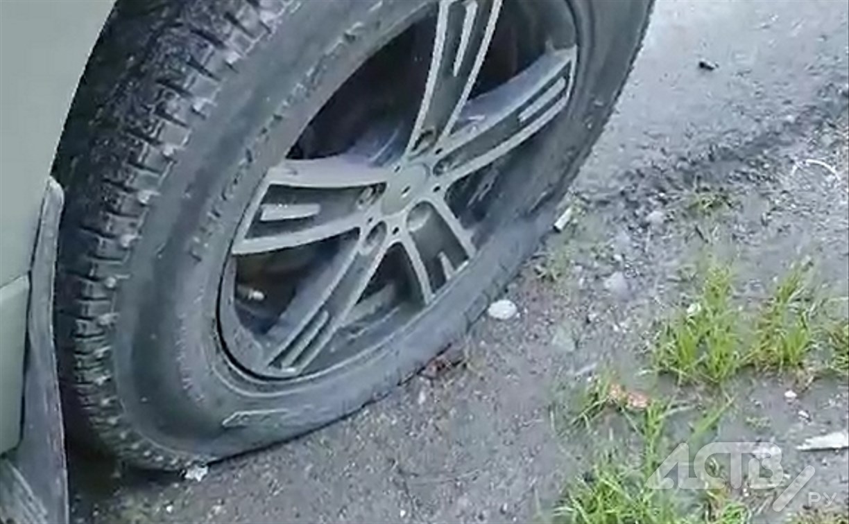 "Вот это доброе утро": неизвестные спустили колёса у машин во дворе в Южно-Сахалинске