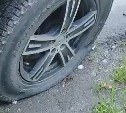 "Вот это доброе утро": неизвестные спустили колёса у машин во дворе в Южно-Сахалинске
