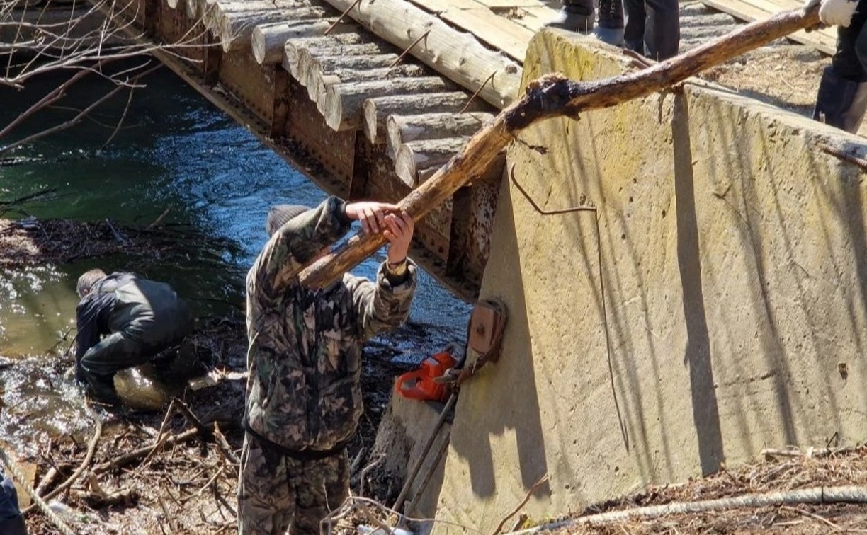 Весна на Заречной улице: в Ясноморском оперативно расчистили затор под мостом