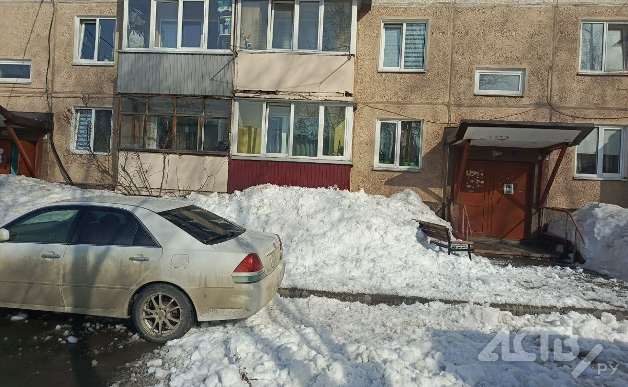 В Южно-Сахалинске наледь с крыши переставила лавочку у подъезда пятиэтажки