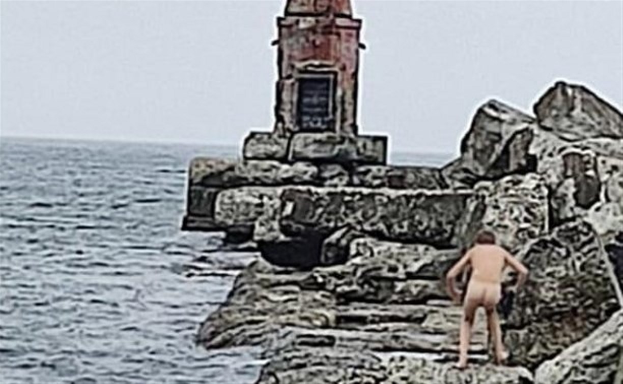 Очевидец: голый мужчина решил прогуляться возле маяка в Холмске