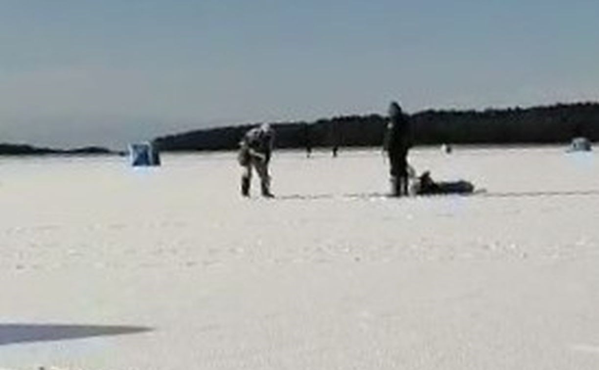 Размахивающий топором на льду мужчина озадачил сахалинских рыбаков