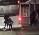 Жёсткие забавы: в Невельске дети цепляются к автобусу и катаются, рискуя жизнью