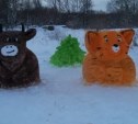 Во дворах Александровска-Сахалинского появились снежные ангелы, быки и тигры
