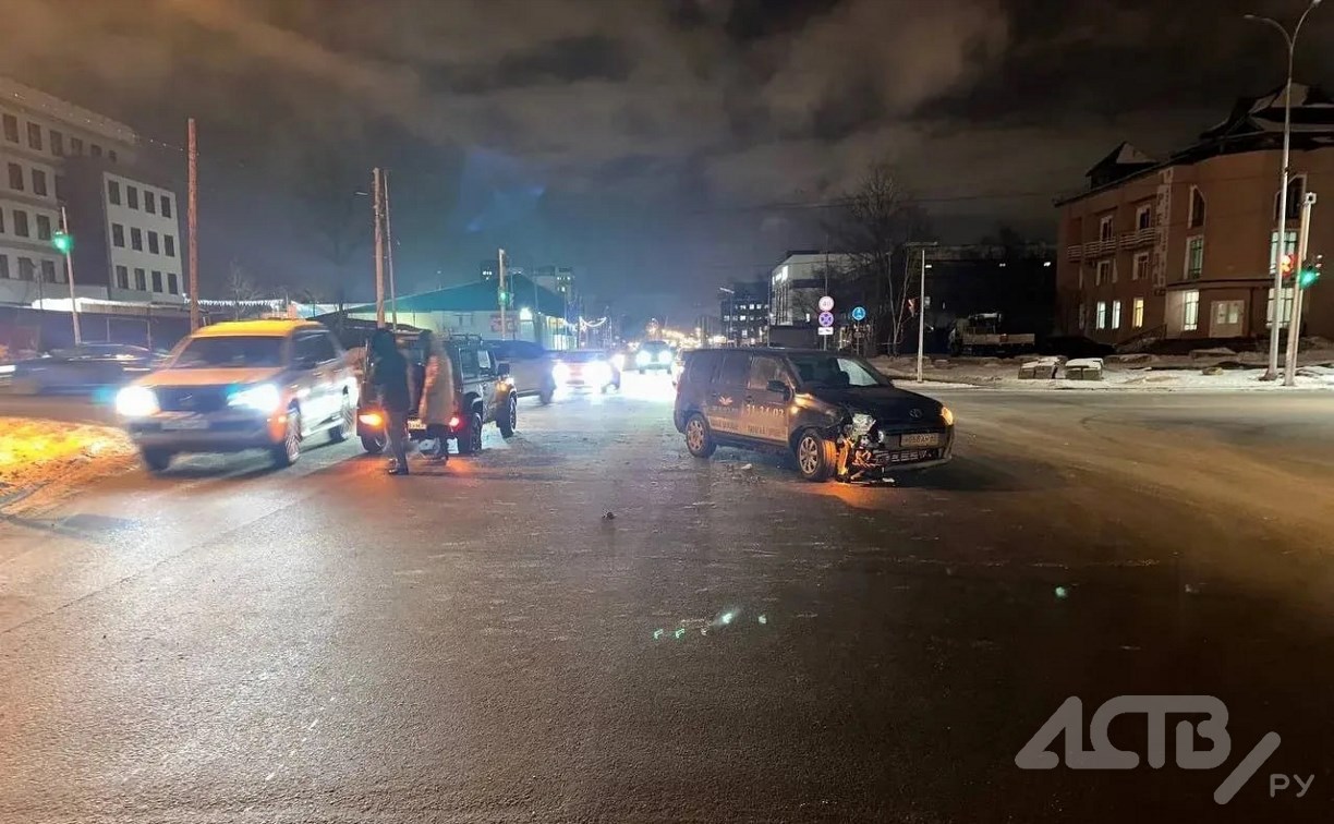 Очевидцев ДТП на перекрестке Мира-Бумажной ищут в Южно-Сахалинске
