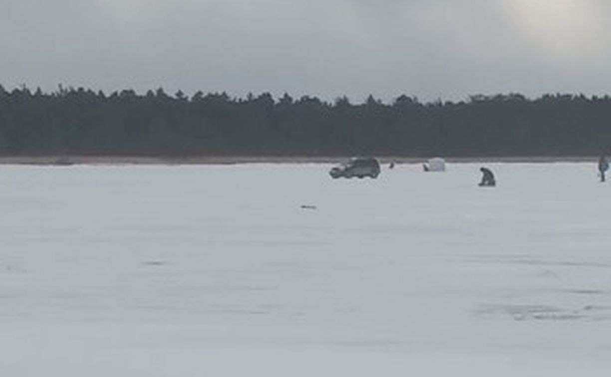 "Это утиль": разъезжающий по льду озера Буссе автомобиль возмутил рыбаков