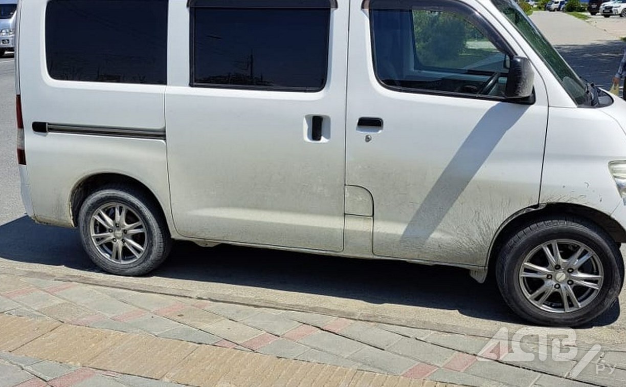 "Парковку не видно?": водитель в Южно-Сахалинске разозлил пешеходов хамским поведением