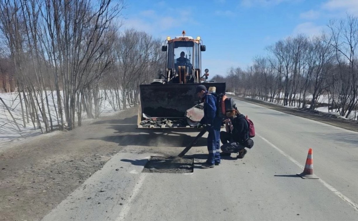 На трассе Долинск – Быков приступили к ямочному ремонту