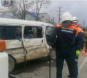 Грузовик и микроавтобус столкнулись в Южно-Сахалинске (ФОТО)