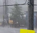 Во время ливня в Южно-Сахалинске рабочие укладывали асфальт