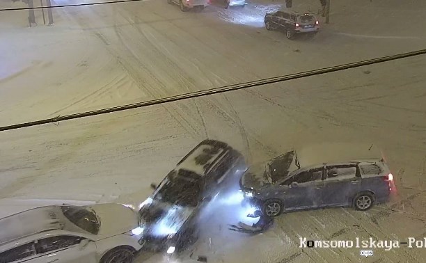 Двое торопыг за рулем в Южно-Сахалинске разбили свои автомобили и повредили третий