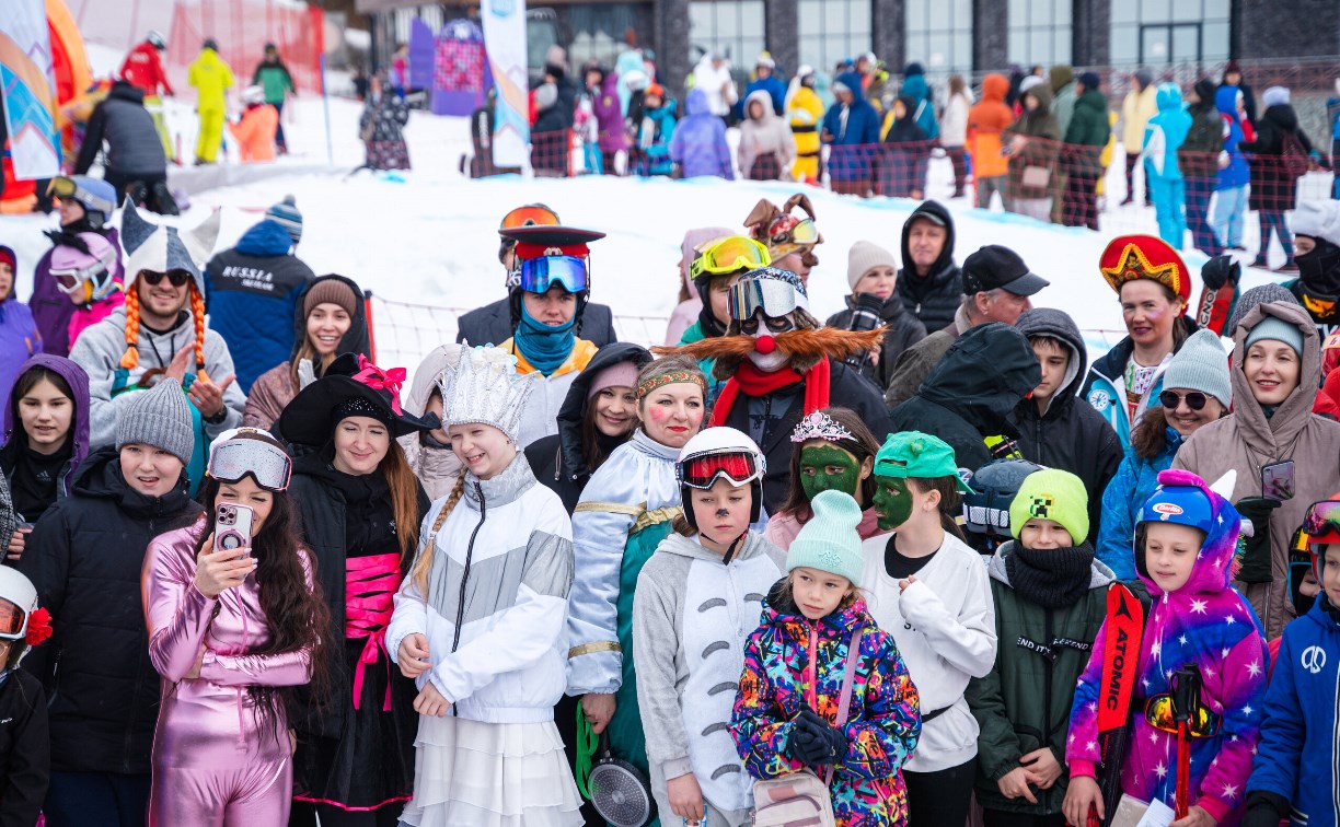 Жаркий спуск и кринж-падение: свыше 2 000 сахалинцев посетили "Снежный фестиваль" на "Горном воздухе"