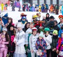 Жаркий спуск и кринж-падение: свыше 2 000 сахалинцев посетили "Снежный фестиваль" на "Горном воздухе"