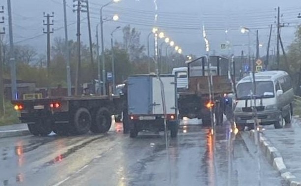 В Дальнем из-за тройного ДТП с длинномером полностью перегорожена дорога