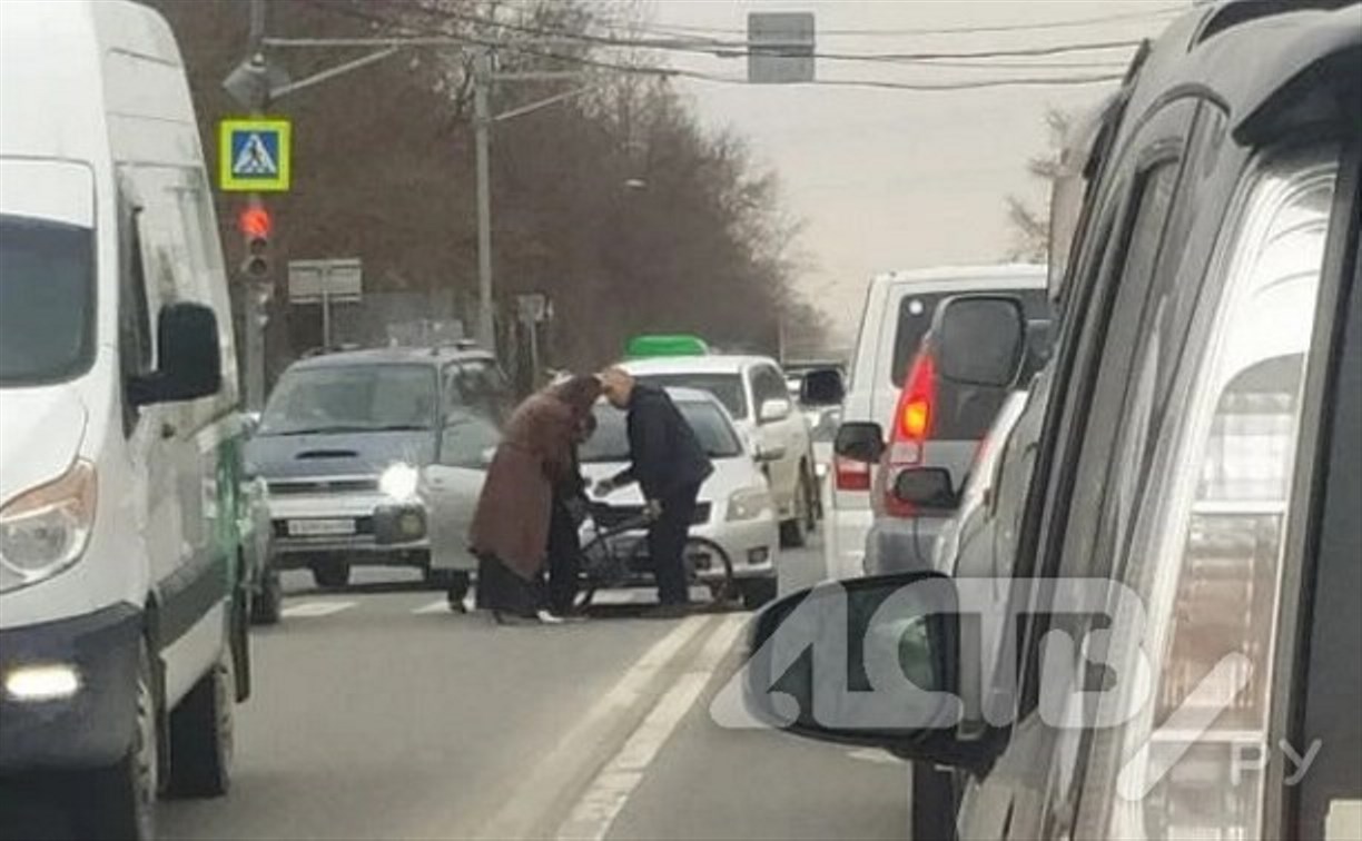 Очевидцы: мальчика на велосипеде сбил автомобиль в Южно-Сахалинске