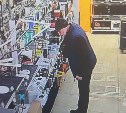 Мужчину, который может быть причастен к краже видеорегистратора, ищет полиция Южно-Сахалинска