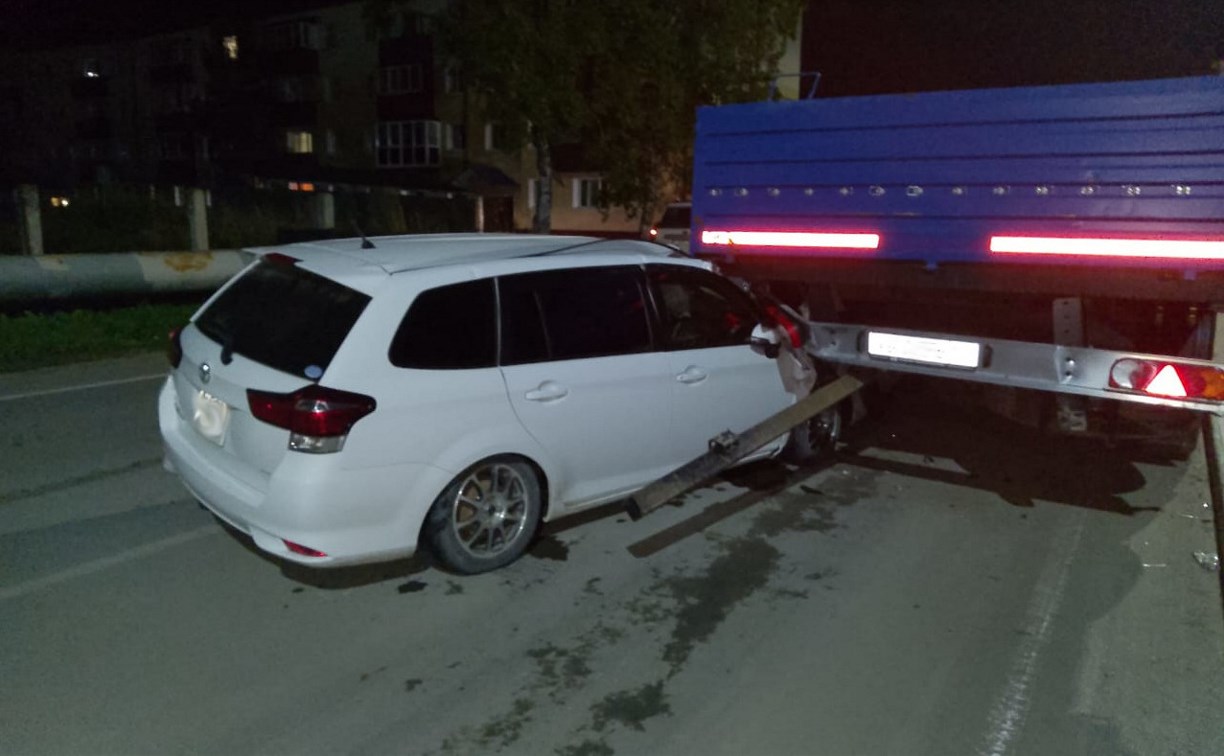 В Аниве "Филдер" влетел в стоящий длинномер, пострадал водитель 