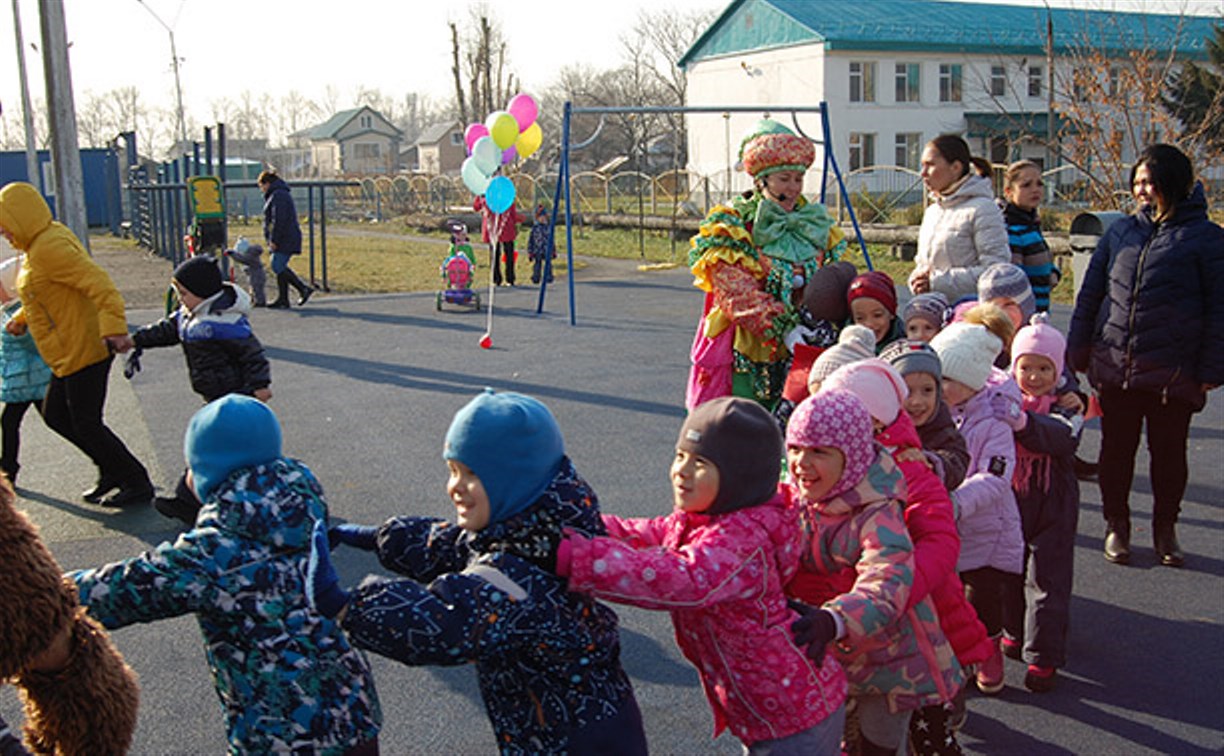 В Южно-Сахалинске открыли корт, детскую площадку и добавили освещение