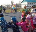 В Южно-Сахалинске открыли корт, детскую площадку и добавили освещение