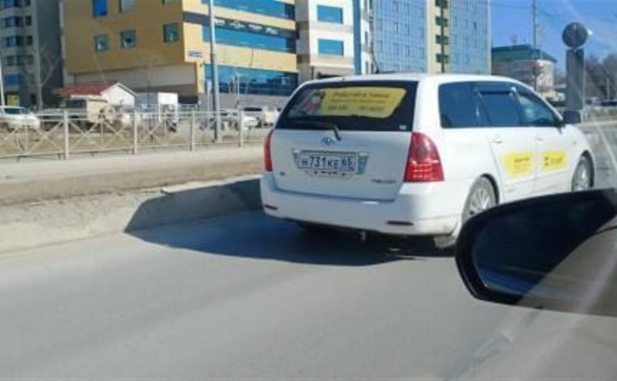 Таксист в Южно-Сахалинске прокатился по встречке и чуть не спровоцировал аварию