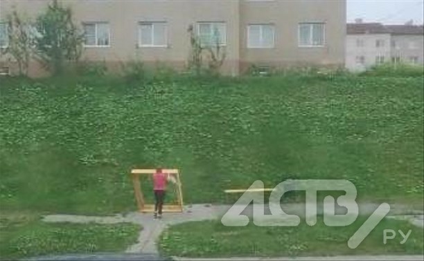 Жительница Корсакова ведёт войну против автомобилей, детей и даже песочниц