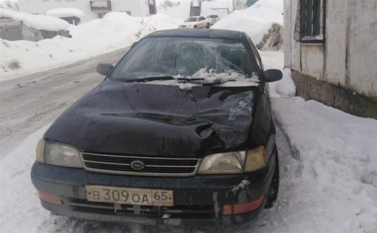 Сорвавшийся с крыши лёд разбил лобовое стекло и помял капот автомобиля в Холмске