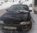 Сорвавшийся с крыши лёд разбил лобовое стекло и помял капот автомобиля в Холмске