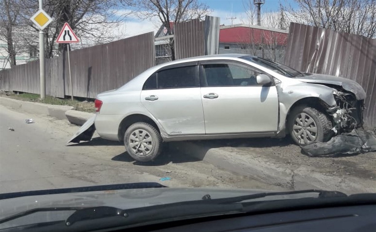 Водитель "тойоты" пострадал при ДТП в Южно-Сахалинске