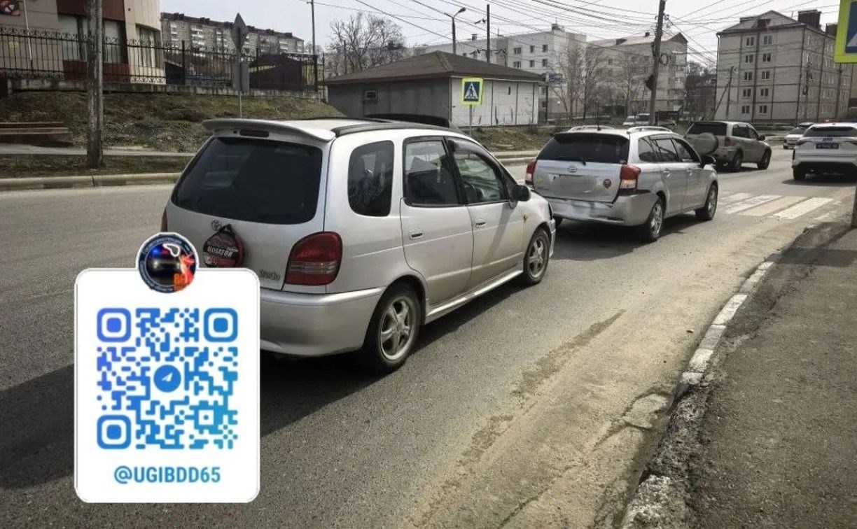 Женщина на Toyota Corolla Spacio спровоцировала ДТП в Корсакове - пострадали пенсионер и подросток