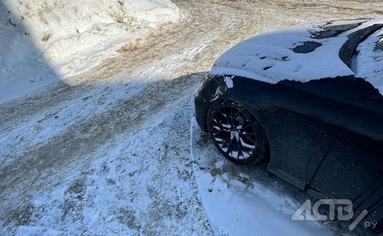 Неизвестный врезался в Toyota Mark X и скрылся с места ДТП в Южно-Сахалинске