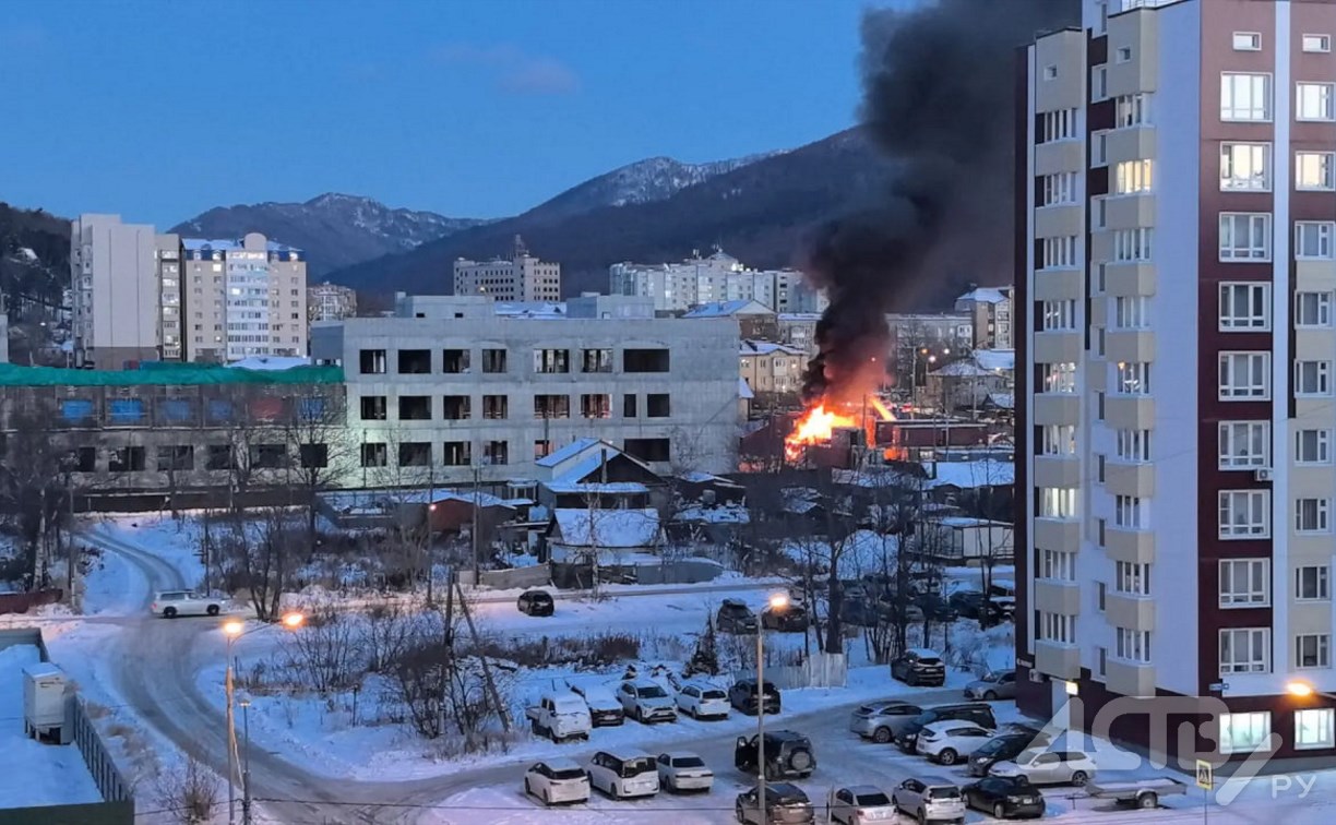 Пожар на территории строящейся школы потушили в Южно-Сахалинске