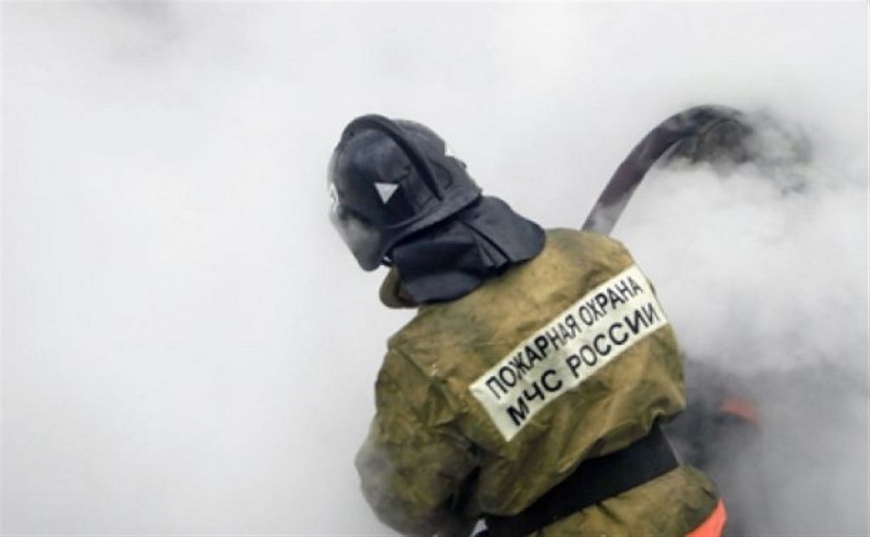 При пожаре в многоэтажке в Корсакове спасли человека