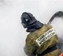 При пожаре в многоэтажке в Корсакове спасли человека